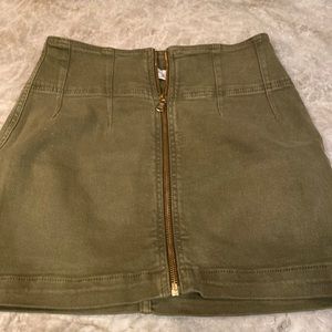 Zip up mini skirt size 25, but would fit a size 26 as well!